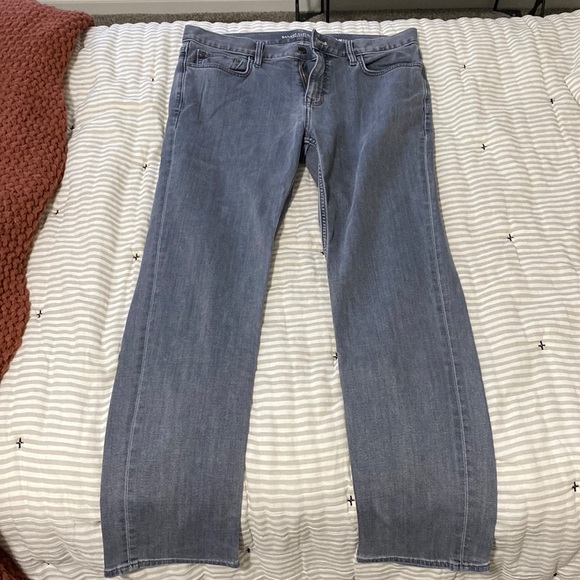 Great Condition - BR Traveler Jeans. Only worn once! Light jeans 33x30, slim fit - Picture 1 of 3